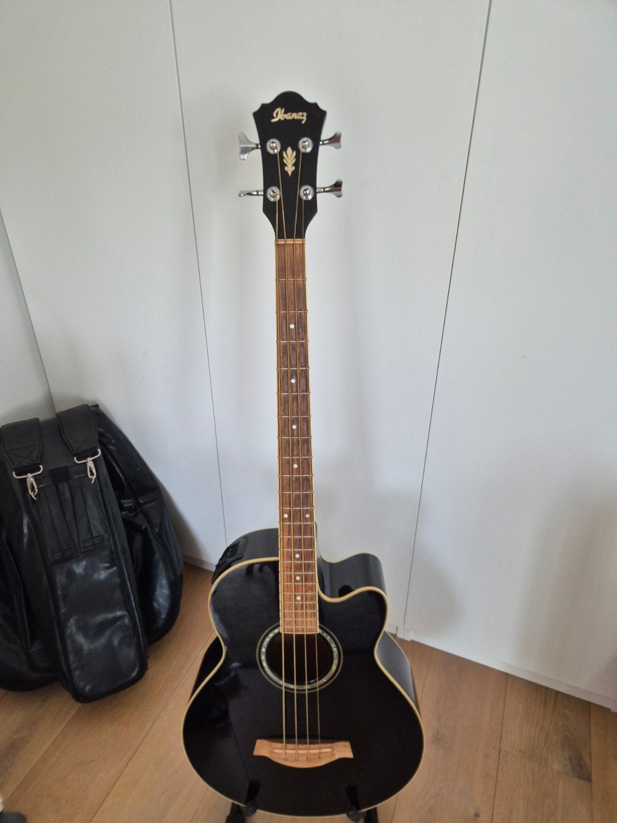 Ibanez AEB10-BK1202 Semi-akoestische Basgitaar + Tas, Muziek en Instrumenten, Ophalen, Zo goed als nieuw, Semi-akoestisch