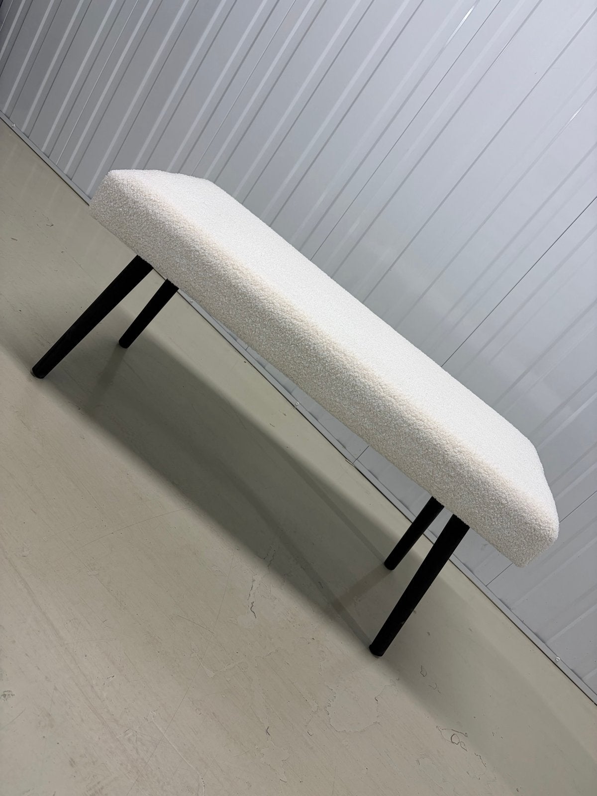 Witte teddy Bouclé Bankje met Zwarte Poten, Wit, Nieuw, Ophalen of Verzenden, Eén