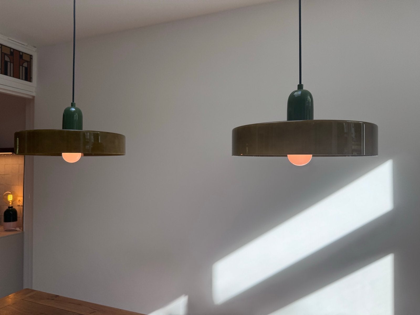 Moderne bauhaus hanglamp met glazen kap Groen/Olijf, Huis en Inrichting, Ophalen, Zo goed als nieuw, Glas, E27 (groot)