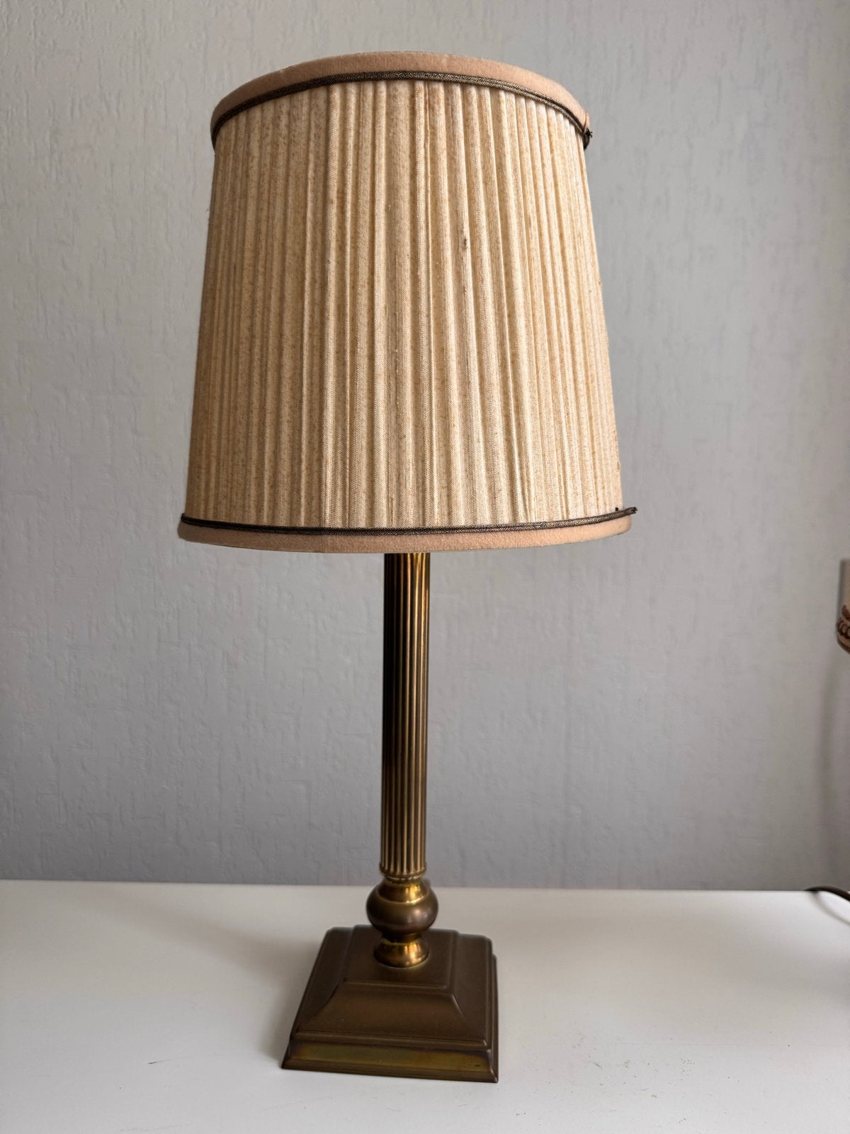 Vintage Messing Tafellamp met Plissé Kap - 47,5 cm Hoog, Ophalen, Zo goed als nieuw, Vintage