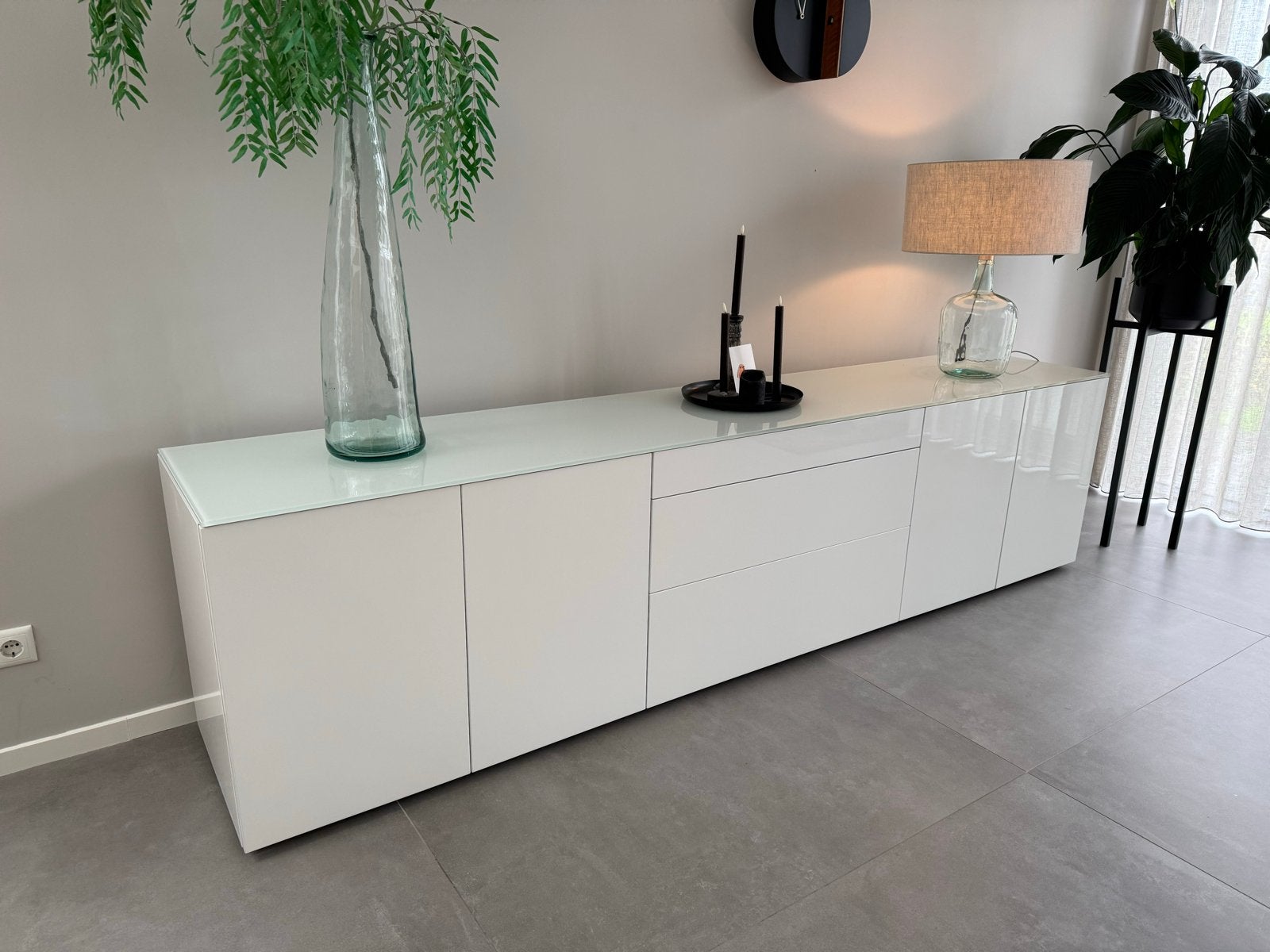 Dressoir Karat hoogglans wit met melkglas topblad, Gebruikt, Ophalen of Verzenden, Glas, 200 cm of meer
