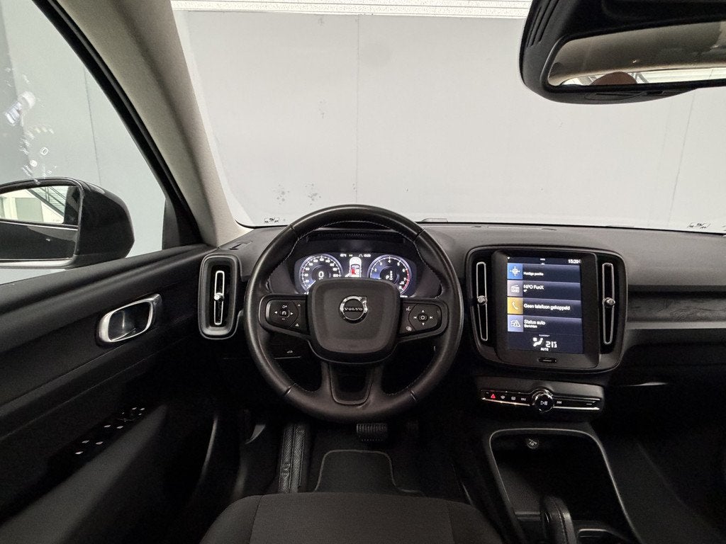 Volvo XC40 T2 Momentum Core Automaat|Trekhaak|BTW Auto| ., Auto's, Volvo, Stof, Gebruikt, Zwart, Zwart