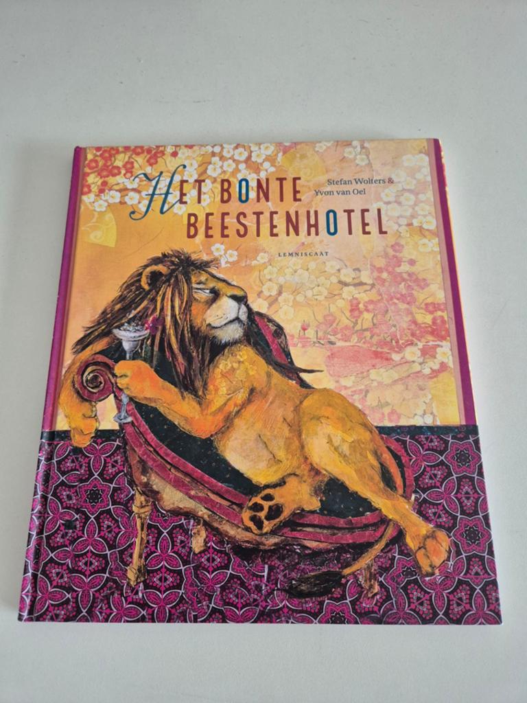 Het Bonte Beestenhotel - Stefan Wolfers & Yvon van Oel, Ophalen of Verzenden, Zo goed als nieuw, Stefan Wolfers & Yvon van Oel