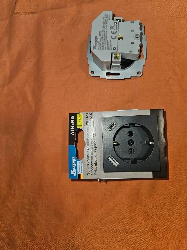 Kopp Athenis stopcontact met USB A/C lader (2 stuks), Ophalen of Verzenden, Nieuw