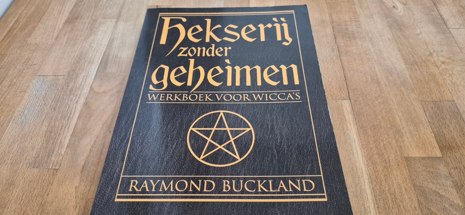 Hekserij zonder geheimen - Werkboek voor Wicca's, Boeken, Ophalen of Verzenden, Zo goed als nieuw, Spiritualiteit algemeen, Instructieboek