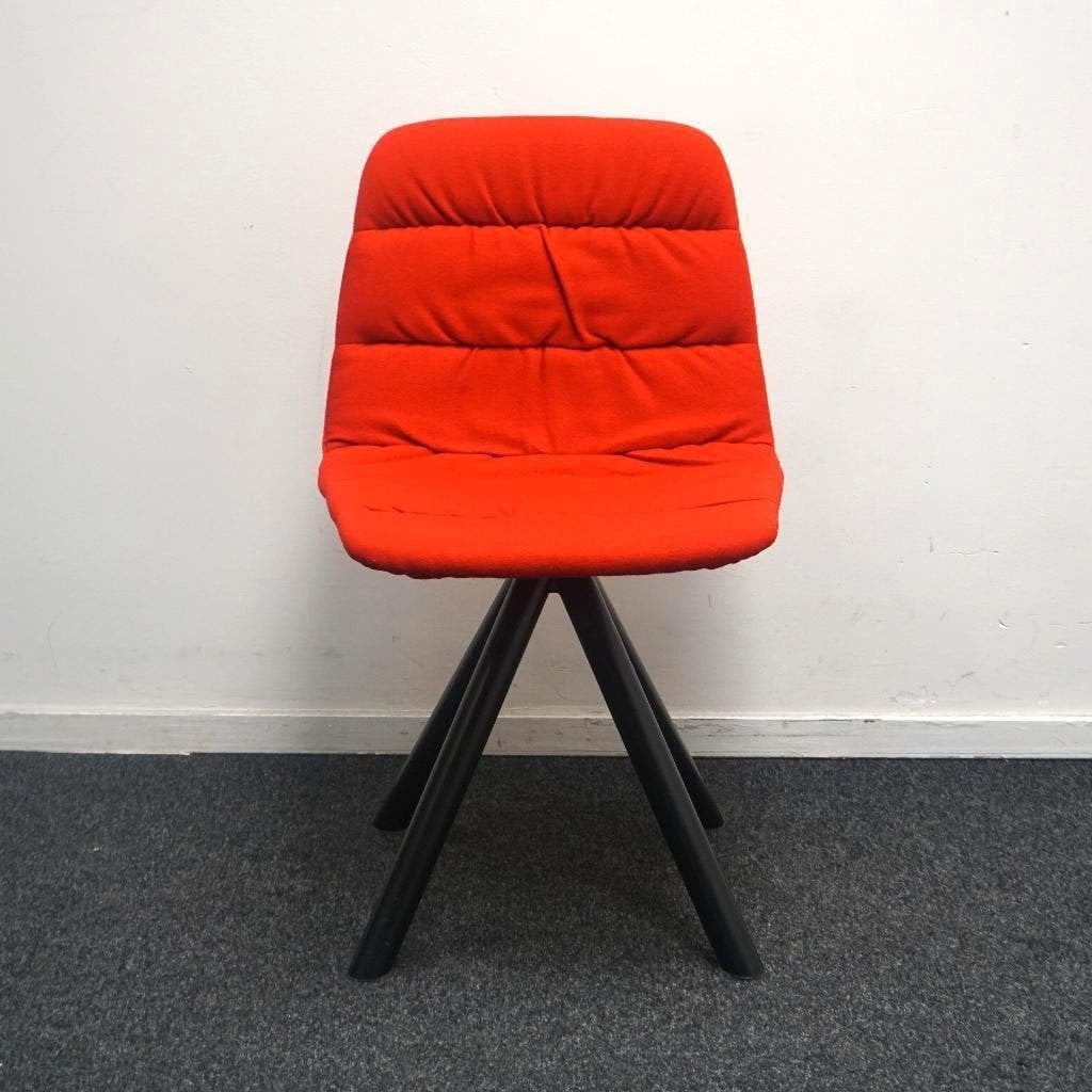 Foto 3 van Viccarbe Maarten Soft Upholstery Design Stoelen | Rood