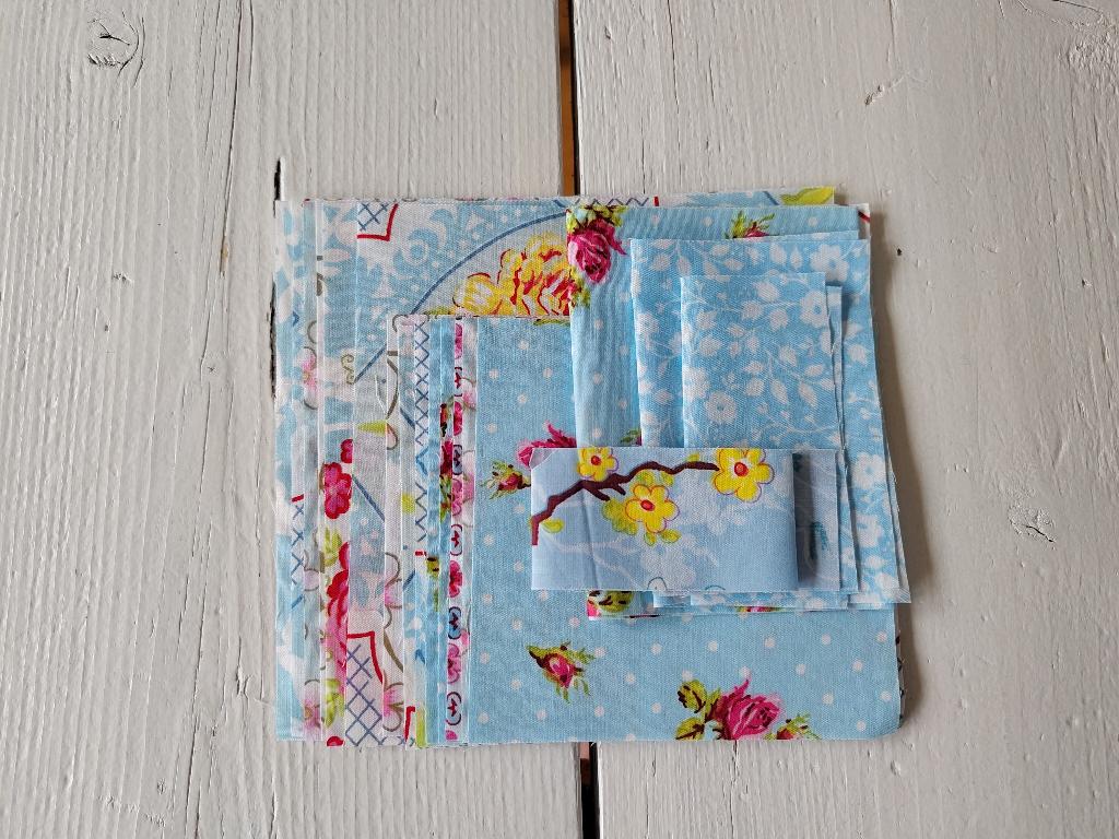 Hele mooie scraps PIP-stof - blauw, bloem, Hobby en Vrije tijd, Stoffen en Lappen, Blauw, Nieuw, Ophalen of Verzenden, 30 tot 120 cm