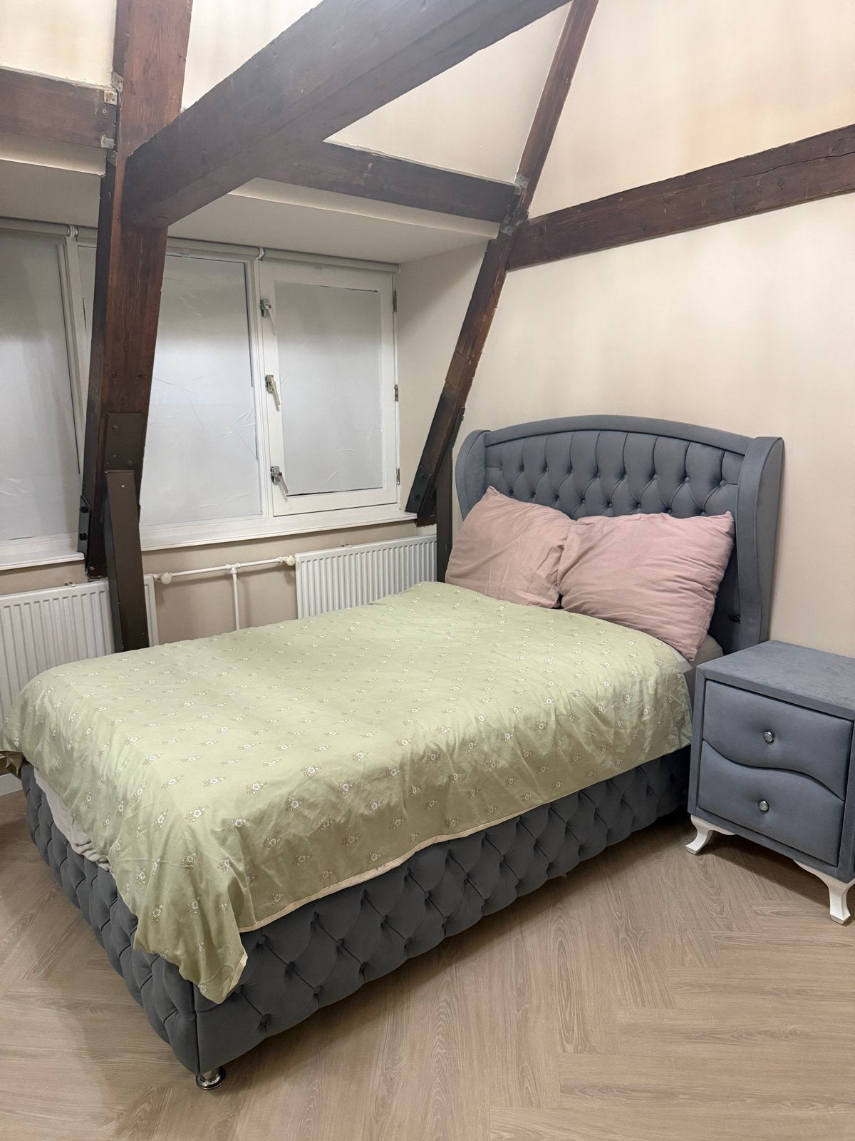 Bed, matras, nachtkastje & grote kledingkast met spiegel