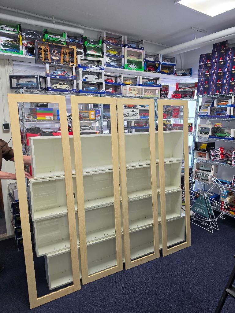 4x Ikea Bertby Vitrine met in elke kast 14 glasplaatjes, Ophalen, Met plank(en), Minder dan 50 cm, Glas