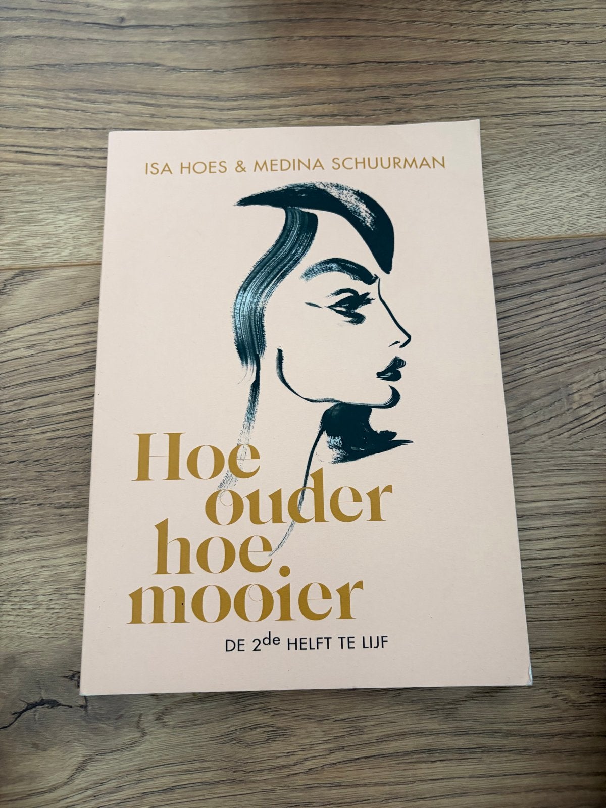 Hoe ouder hoe mooier - Isa Hoes & Medina Schuurman, Ophalen of Verzenden, Gelezen