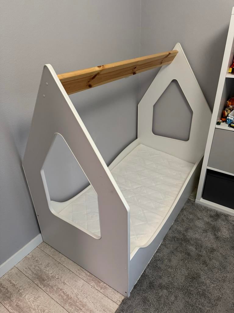 Kinderbed huisje met matras - Wit, Ophalen, Gebruikt, 70 tot 85 cm, 140 tot 160 cm