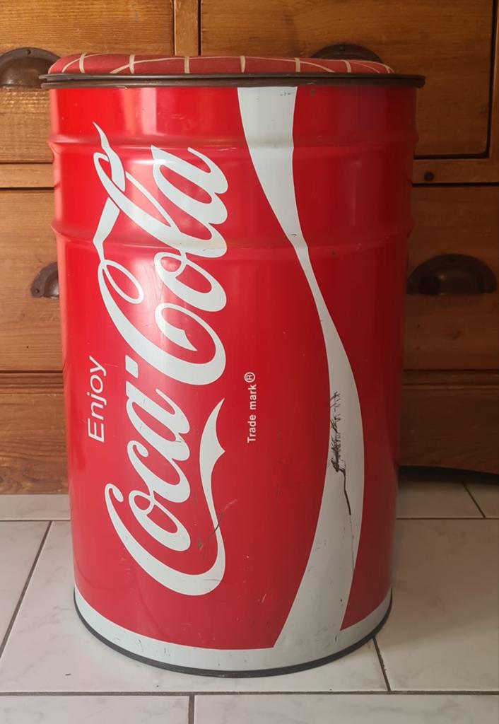 Groot Coca Cola blik met orig. kussentje zitblik / opbergton, Ophalen of Verzenden