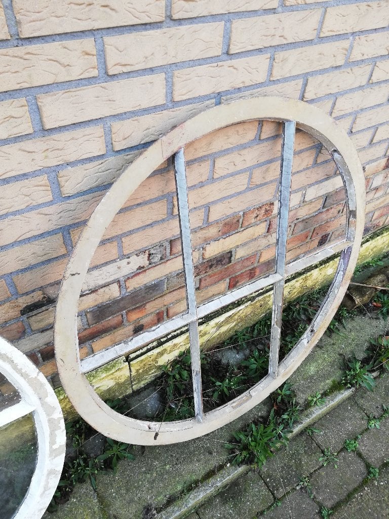 Twee identieke ronde ijzeren stalramen doorsnee 92 cm, Ophalen