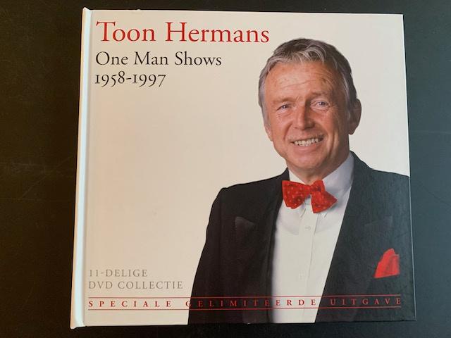 Toon Hermans: 11 dvds in UNIEK boek one-man shows 1958-1997., Cd's en Dvd's, Dvd's | Cabaret en Sketches, Alle leeftijden, Ophalen of Verzenden