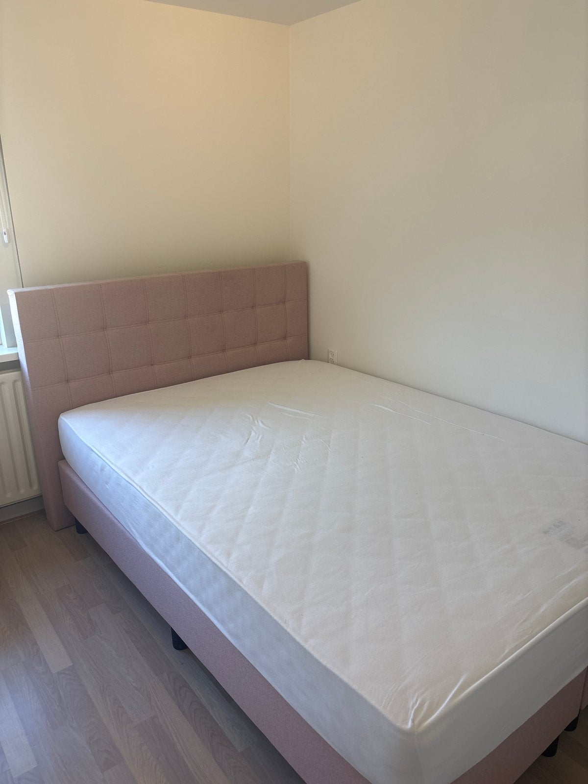 Roze twijfelaar met hoofdbord en matras, Ophalen, Gebruikt, Overige kleuren, 140 cm