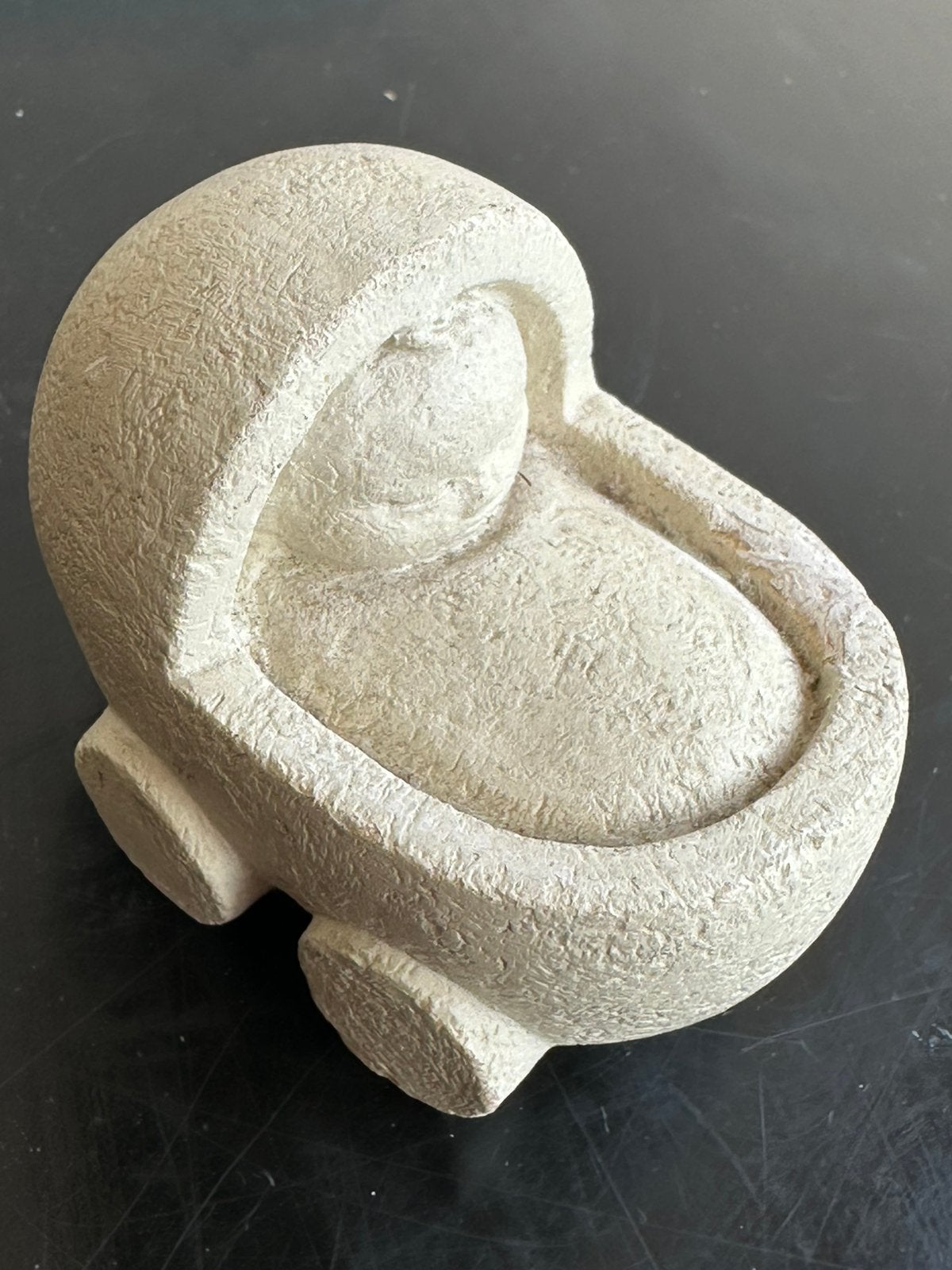 Marbell Stenen beeldje baby in kinderwagen 6/4.5 cm, Ophalen of Verzenden, Gebruikt, Mens