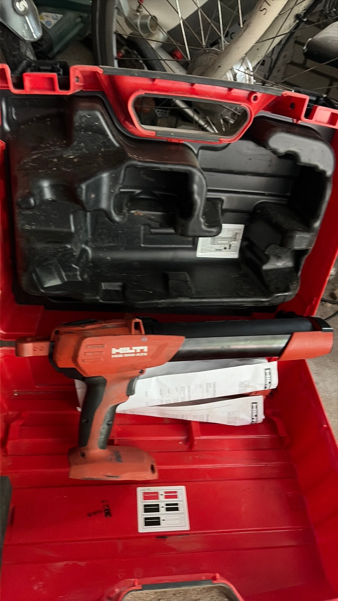 Te huur: Hilti HDE 500-A22 automatische kitspuit, Ophalen, Zo goed als nieuw