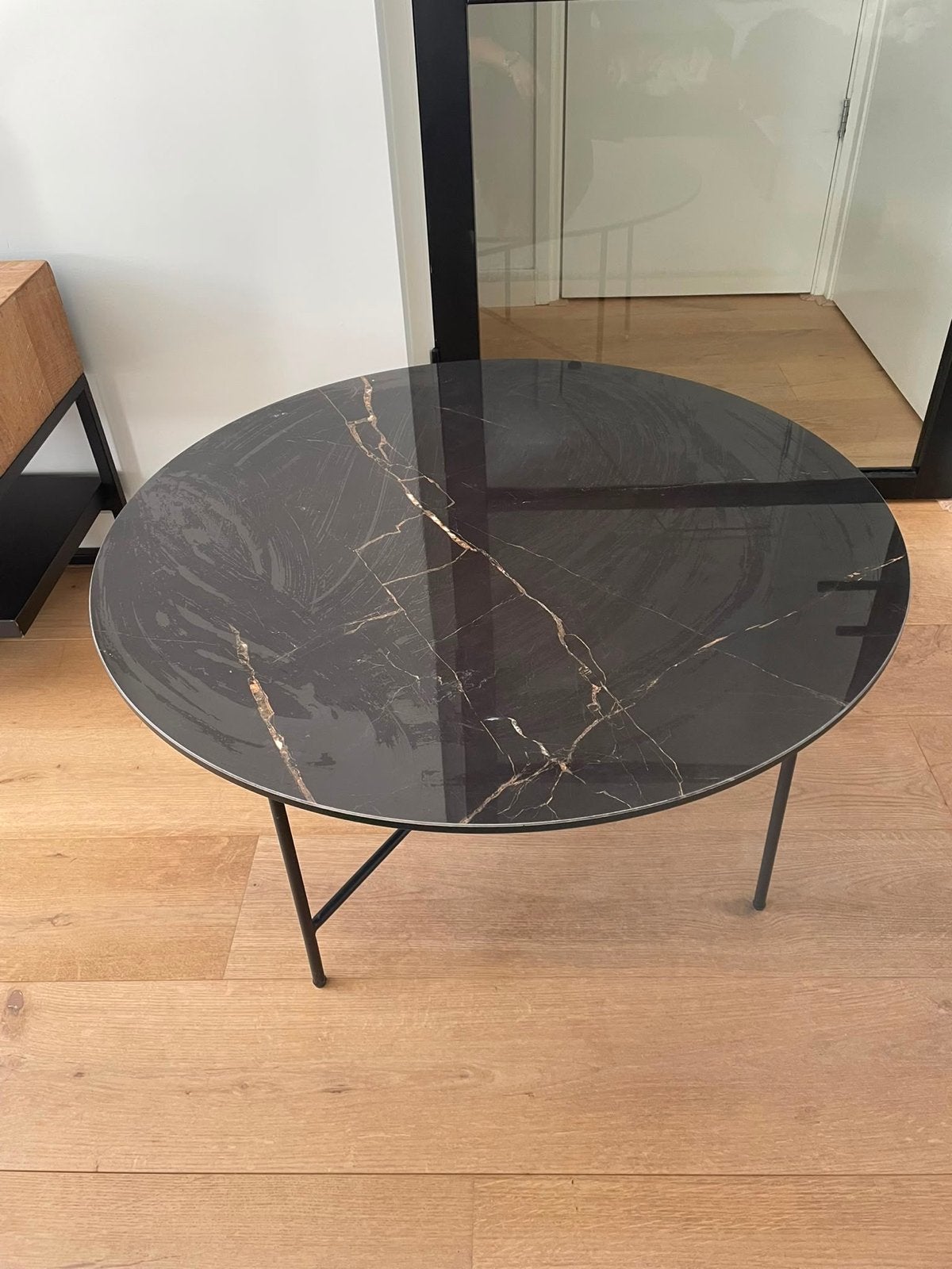 Ronde salontafel met zwart marmerlook blad, Ophalen, Minder dan 45 cm, Metaal of Aluminium, Rond