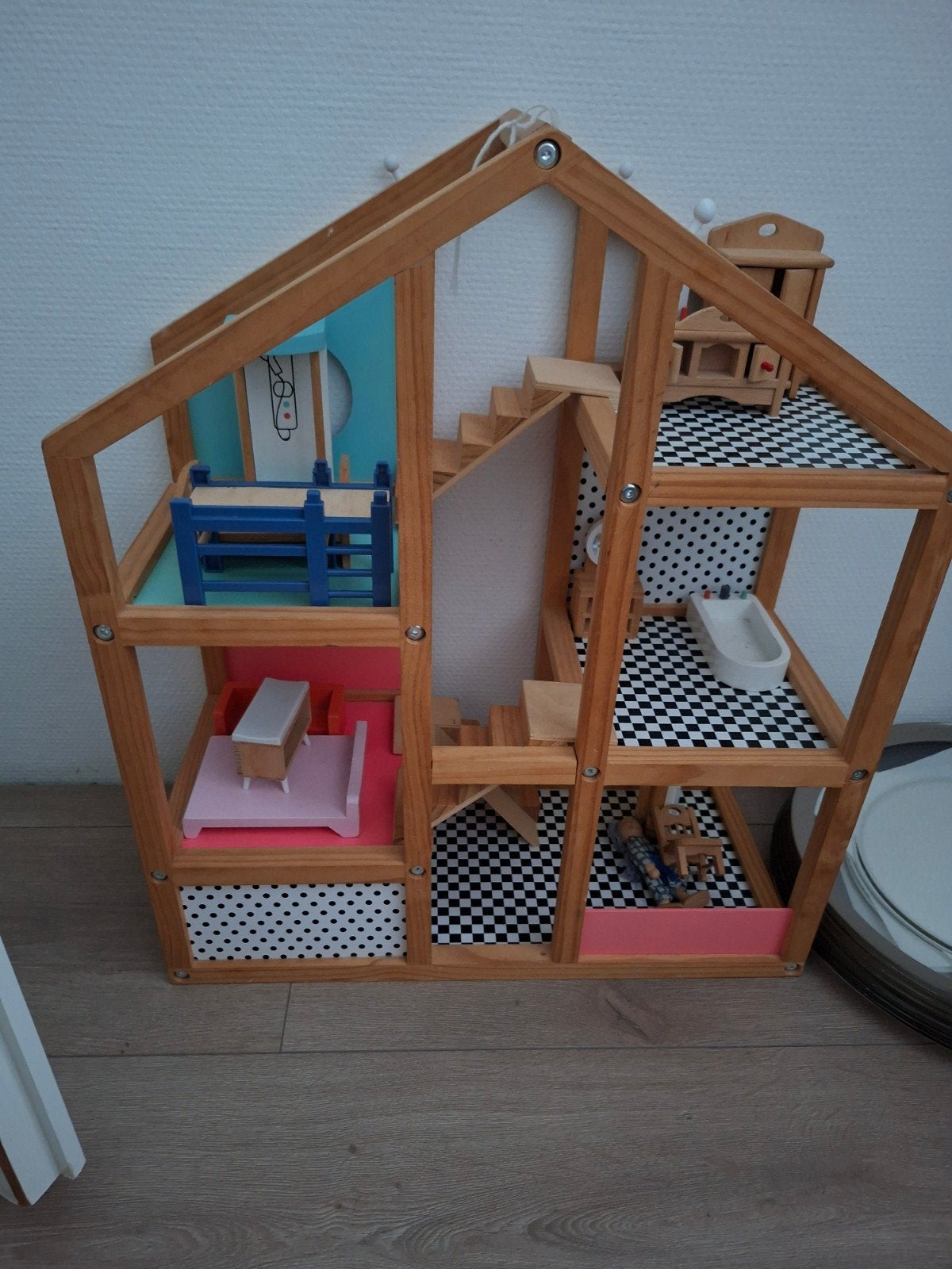 Houten poppenhuis met meubels, Kinderen en Baby's, Speelgoed | Poppenhuizen, Ophalen, Zo goed als nieuw, Poppenhuis