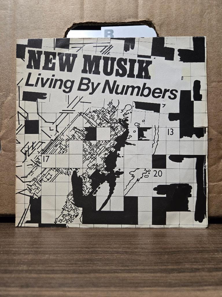 New musik - Living by numbers, 7 inch, Ophalen of Verzenden, Zo goed als nieuw, Pop