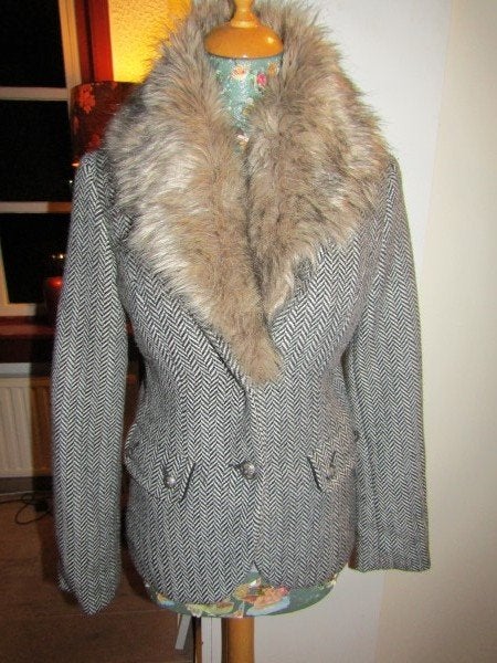 D1597 Geisha mt S jasje zwart wit tweed visgraat kraag bont, Geisha, Verzenden, Zwart, Zo goed als nieuw
