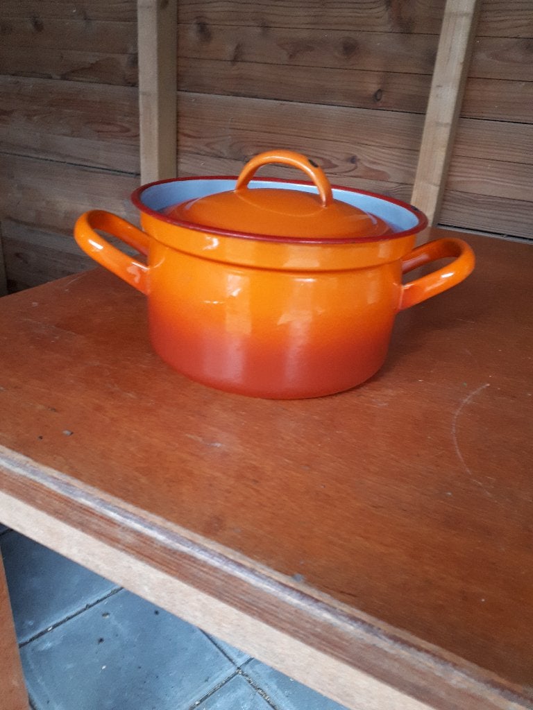 diverse oranje pannen en vergiet, Ophalen
