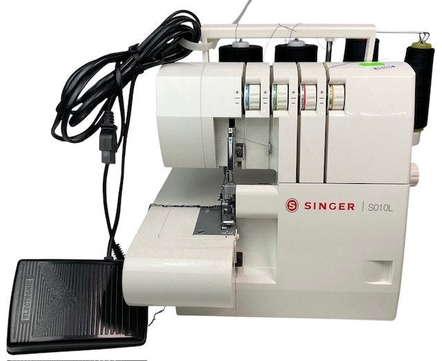 Singer S010L overlocker naaimachine met toebehoren # 369, Hobby en Vrije tijd, Naaimachines en Toebehoren, Overlocker, Gebruikt
