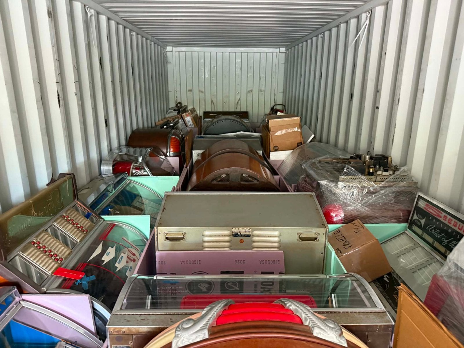 As Vrijdag binnen: Spectaculaire container met 45 jukeboxen!
