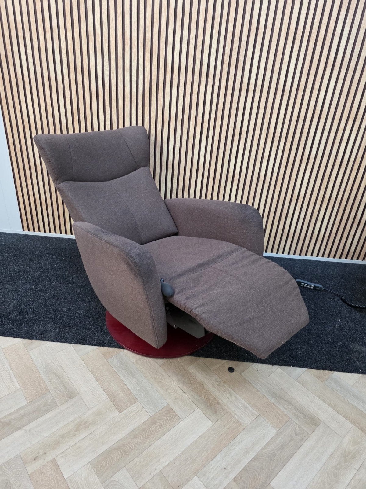 Prominent relaxfauteuil- Sta op - Donkerbruin - Medium- Stof, Ophalen of Verzenden, Zo goed als nieuw, Hout, 50 tot 75 cm