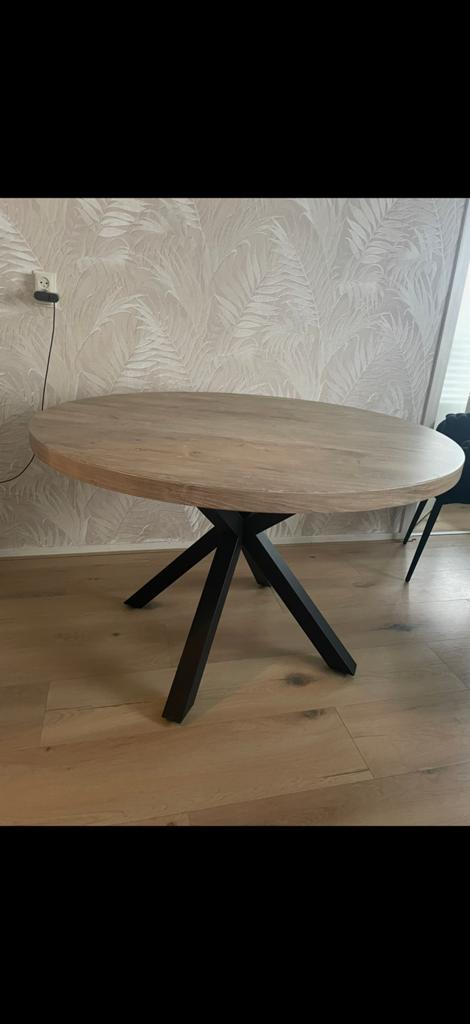 Moderne ronde eettafel met zwarte stalen poten, Huis en Inrichting, Tafels | Eettafels, 100 tot 150 cm, Rond, Ophalen of Verzenden