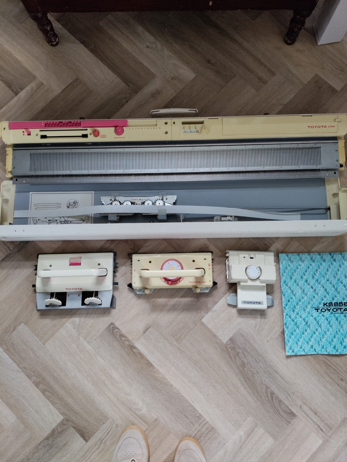 Breimachine Toyota KS858 met standaard, Ophalen, Gebruikt, Naaimachine, Overige merken