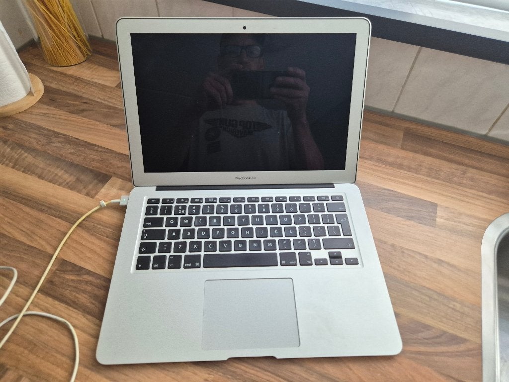Mac book Air A1466 EMC 2632 (2013-2015) defect ?, Computers en Software, Ophalen, 13 inch, MacBook Air, 2 tot 3 Ghz