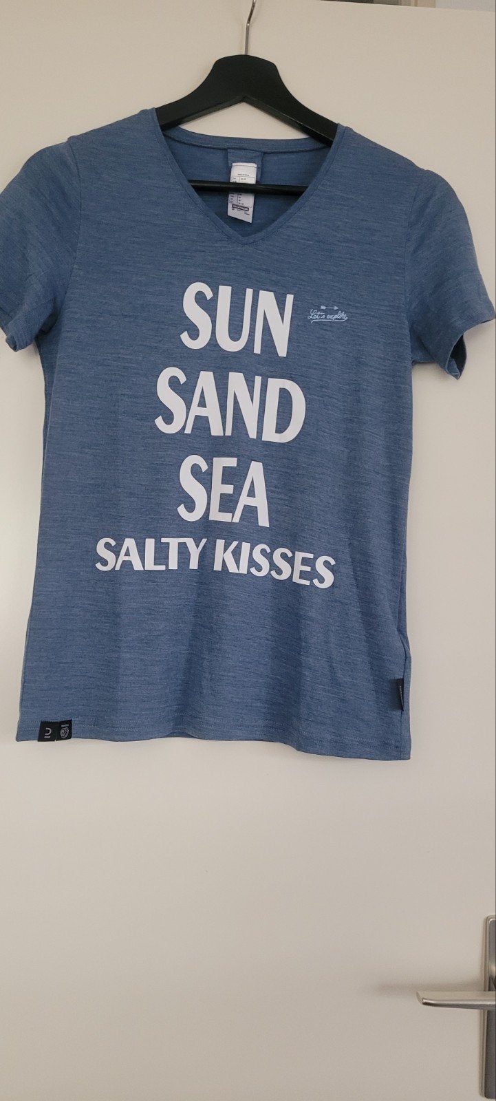 Decathlon Forclaz T-shirt 'Sun Sand Sea Salty Kisses' Maat M, Maat 38/40 (M), Blauw, Ophalen of Verzenden, Zo goed als nieuw