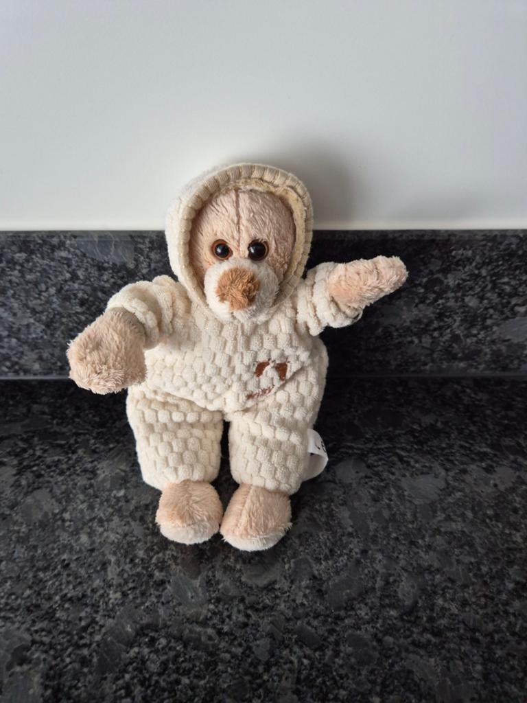 Knuffel Beer met gewaveld badjasje aan, Ophalen of Verzenden, Zo goed als nieuw, Stoffen beer, Overige merken