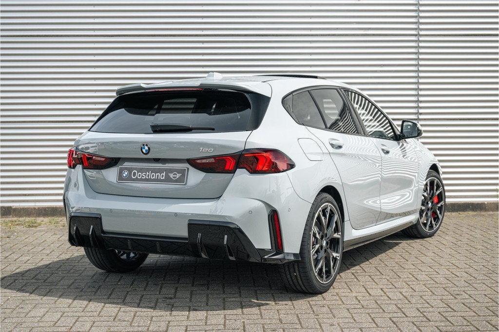 BMW 1 Serie 120 M Sport Automaat / Panoramadak / Sportstoele, Auto's, BMW, Zwart, 156 pk, Metallic lak, Bedrijf