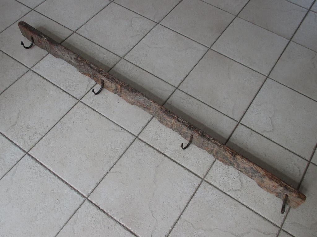 Antieke houten kapstok met gesmede ijzeren haken. Farmhouse, Wandkapstok, Gebruikt, 100 tot 150 cm, Ophalen of Verzenden