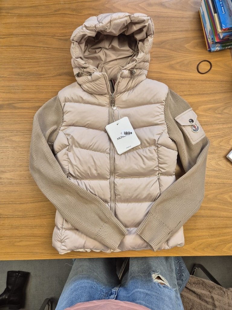 Moncler jas met gebreide mouwen - Maat S, Beige, Moncler, Nieuw, Ophalen of Verzenden
