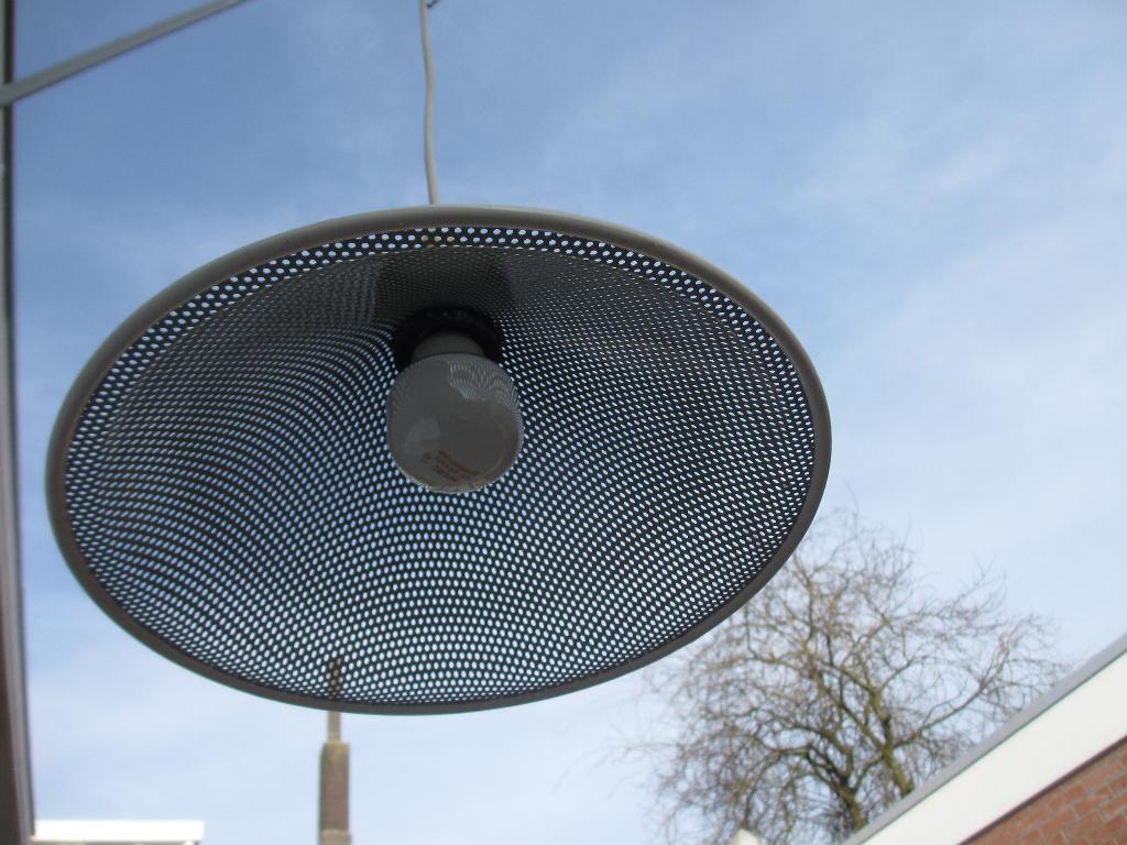 L.U.M. Postmoderne geperforeerde metalen hanglamp, Huis en Inrichting, Lampen | Hanglampen, Ophalen of Verzenden, Gebruikt, Metaal