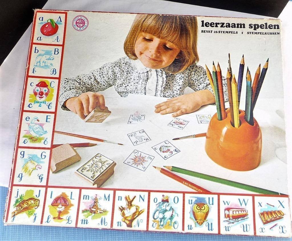 GROTE STEMPELDOOS V A T/M Z LEERZAAM WEINIG GEBRUIKT VINTAGE, Hobby en Vrije tijd, Stempelen, Verzenden, Zo goed als nieuw, Houten stempel