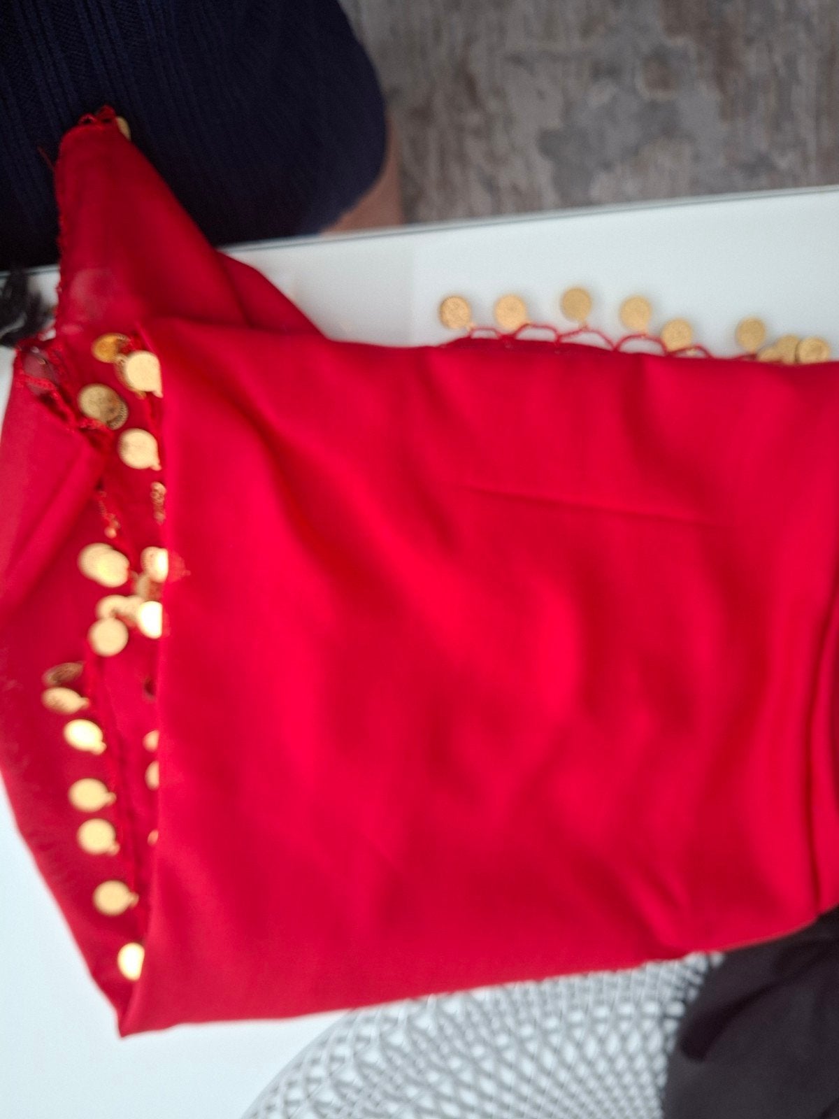 Rode  sjaal met gouden munten, Maat 38/40 (M), Ophalen of Verzenden, Accessoires, Overige thema's