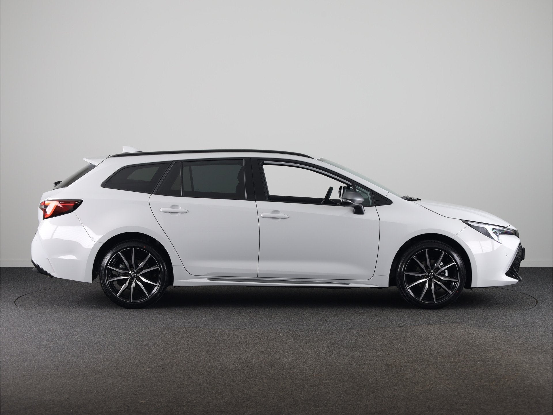 Toyota Corolla Touring Sports Hybrid 140 GR Sport *DEMO* | S, Auto's, 12 maanden, 450 kg, Origineel Nederlands, Hybride Elektrisch/Benzine