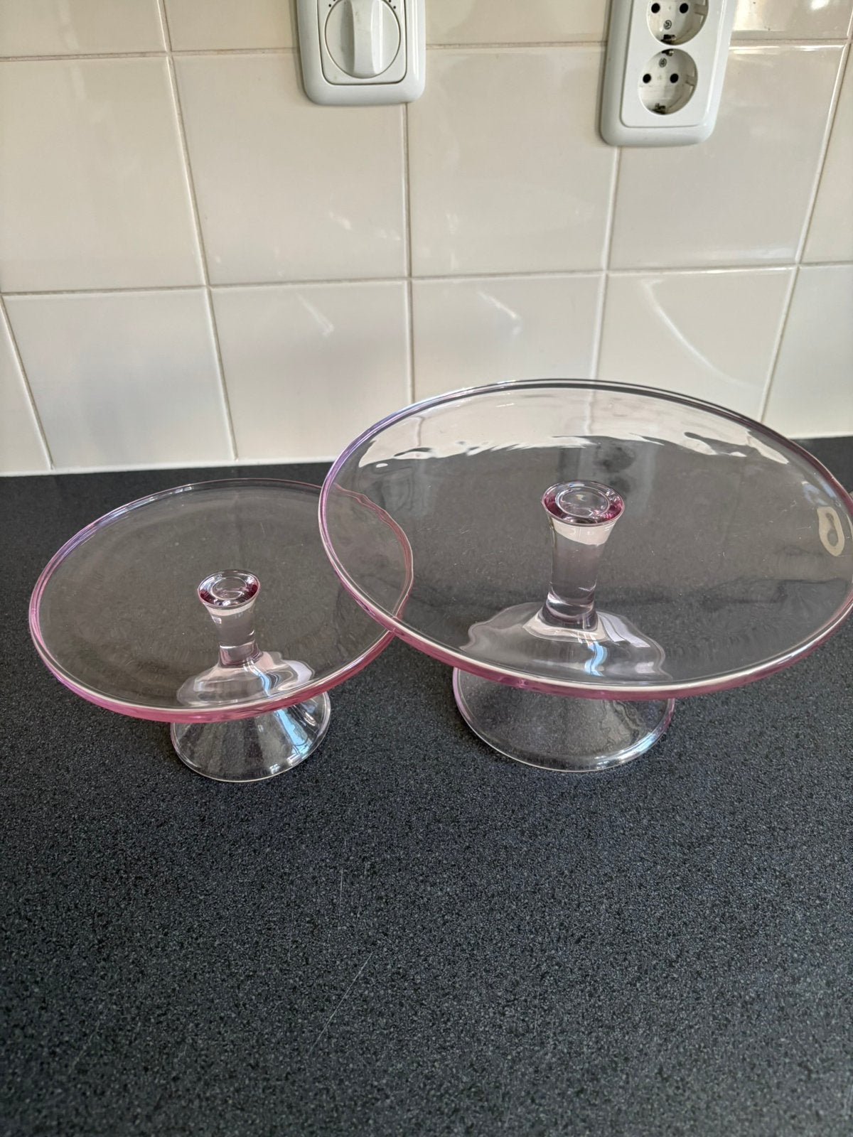 Twee stuks roze glazen taartplateau van H&M Home, Huis en Inrichting, Ophalen, Nieuw, Taartplateau, Glas