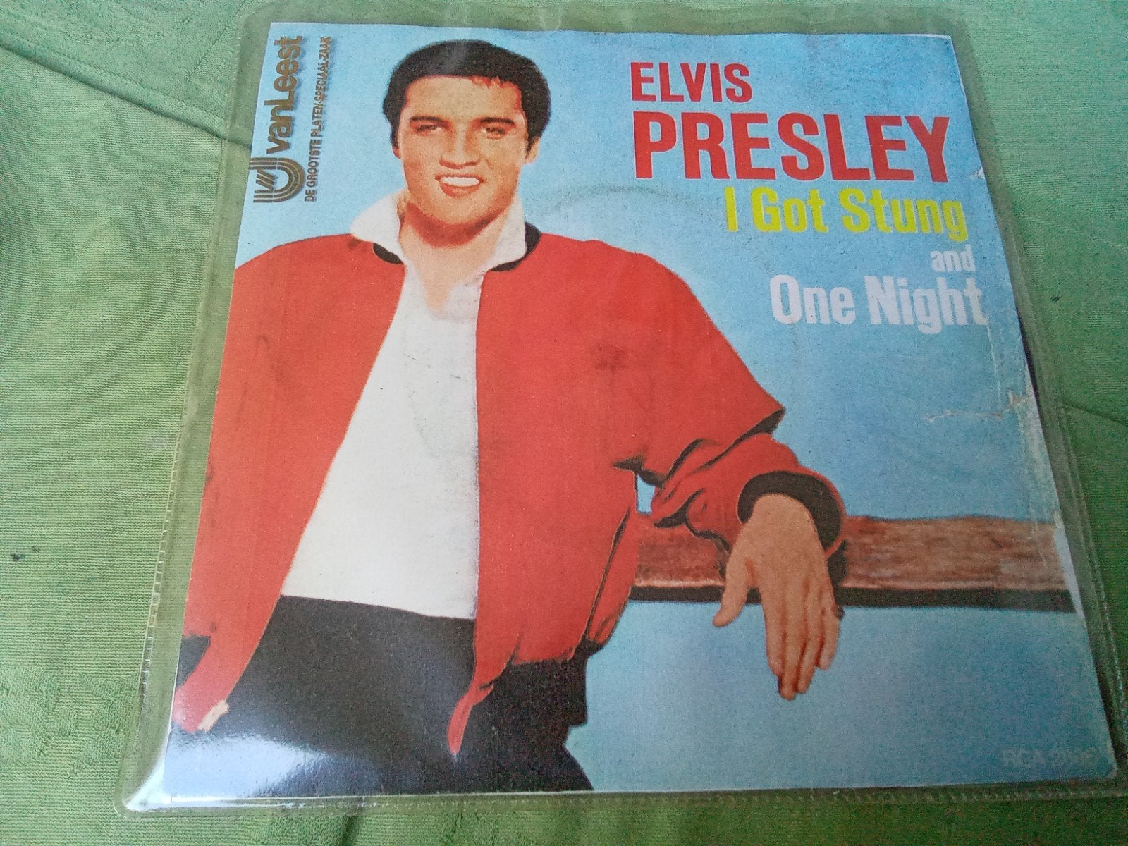 Elvis Presley.         One knight - I got stung, Cd's en Dvd's, Vinyl Singles, Verzenden, Gebruikt