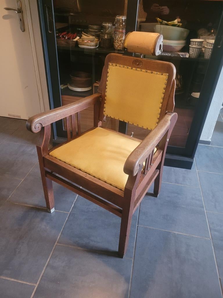 Antieke kappersstoel met papierrol hoofdsteun - Uniek, Antiek en Kunst, Ophalen