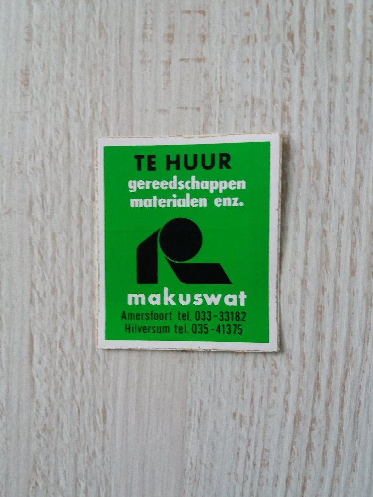 stickertje TE HUUR gereedschappen materialen enz MAKUSWAT, Ophalen of Verzenden, Zo goed als nieuw