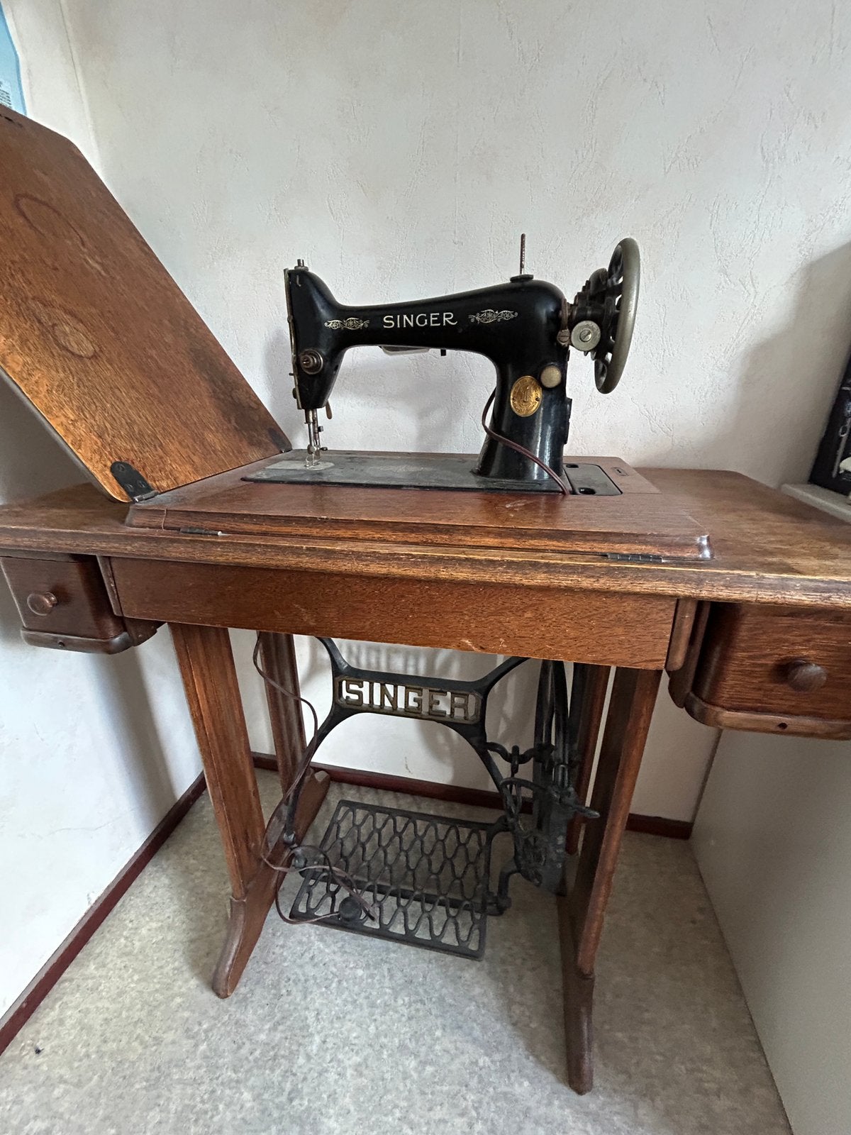 Singer naaimachine in eikenhouten kast, Ophalen