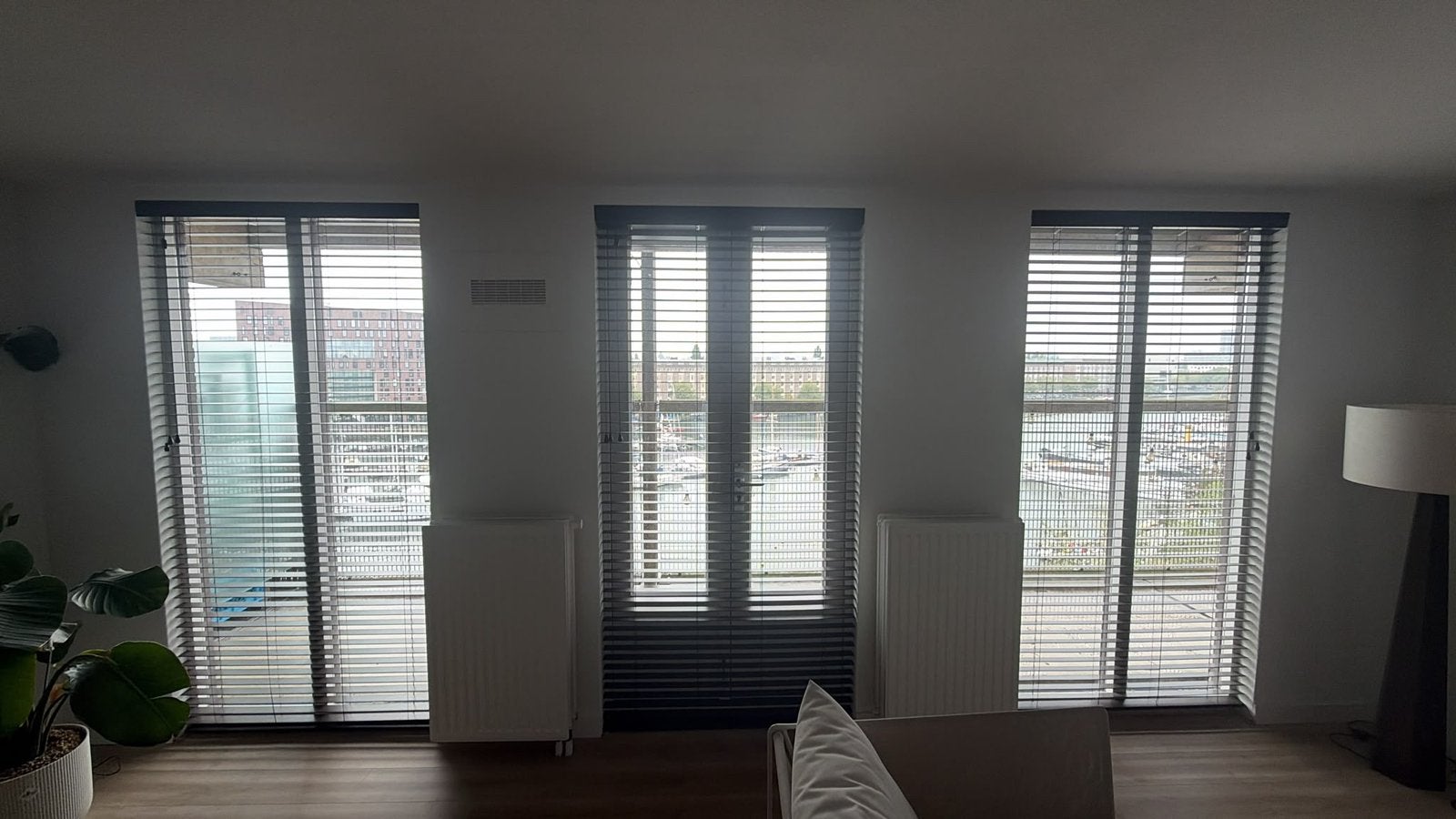 3x houten jaloezieën Venneta – 118 cm breed, donker hout, Ophalen, Jaloezie, Zwart, Hout