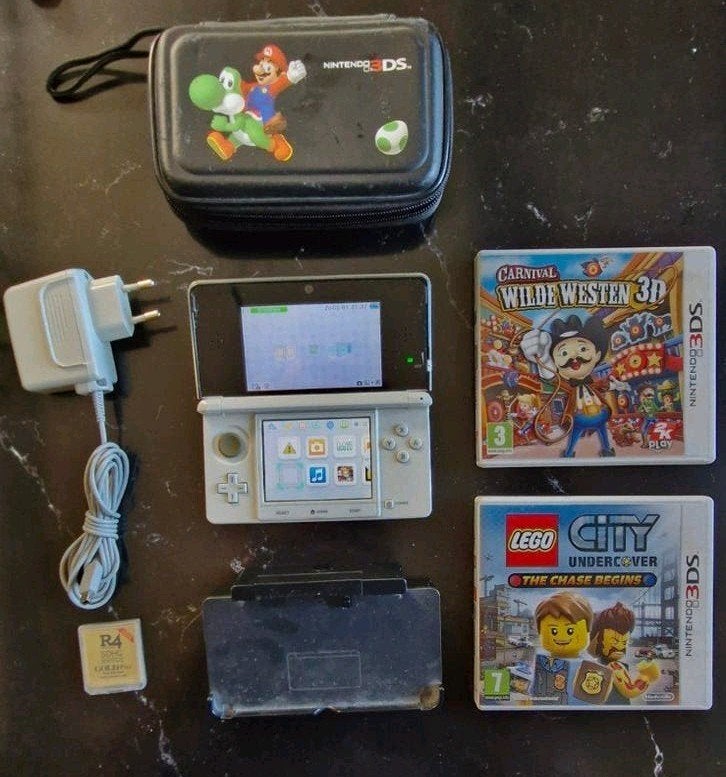 Nintendo 3DS wit met R4 homebrew en 2 spellen, Gebruikt, Wit, Ophalen of Verzenden, 3DS
