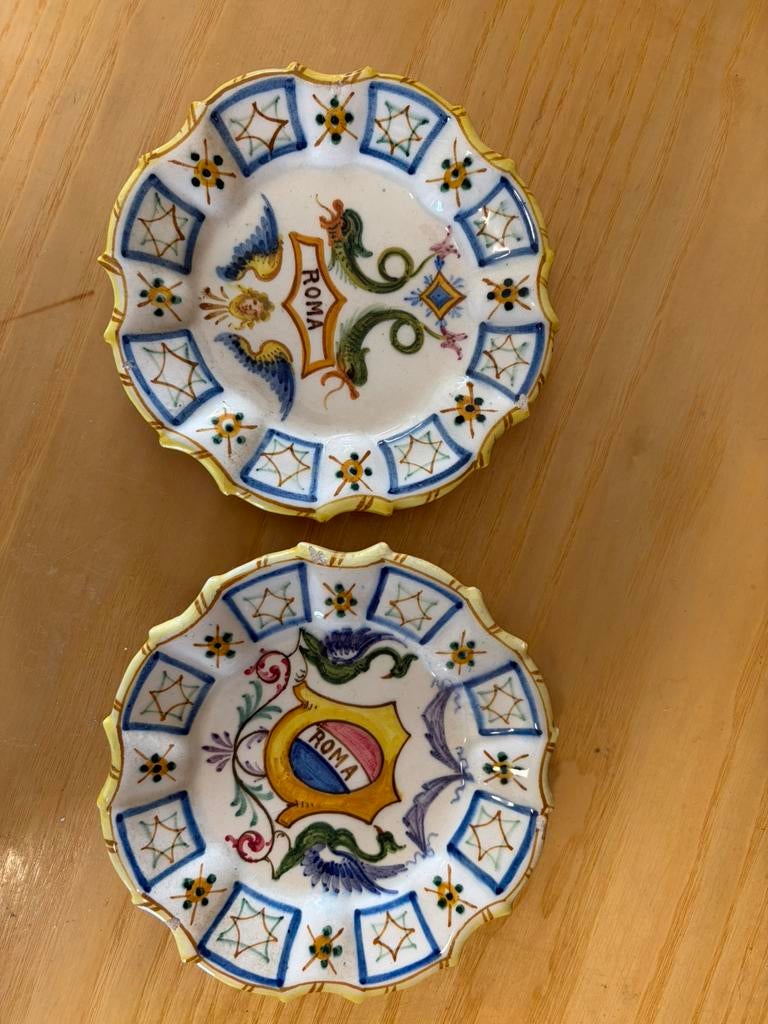 2 Antieke Deruta Majolica Bordjes - "ROMA" - Ø 15 cm, Ophalen of Verzenden