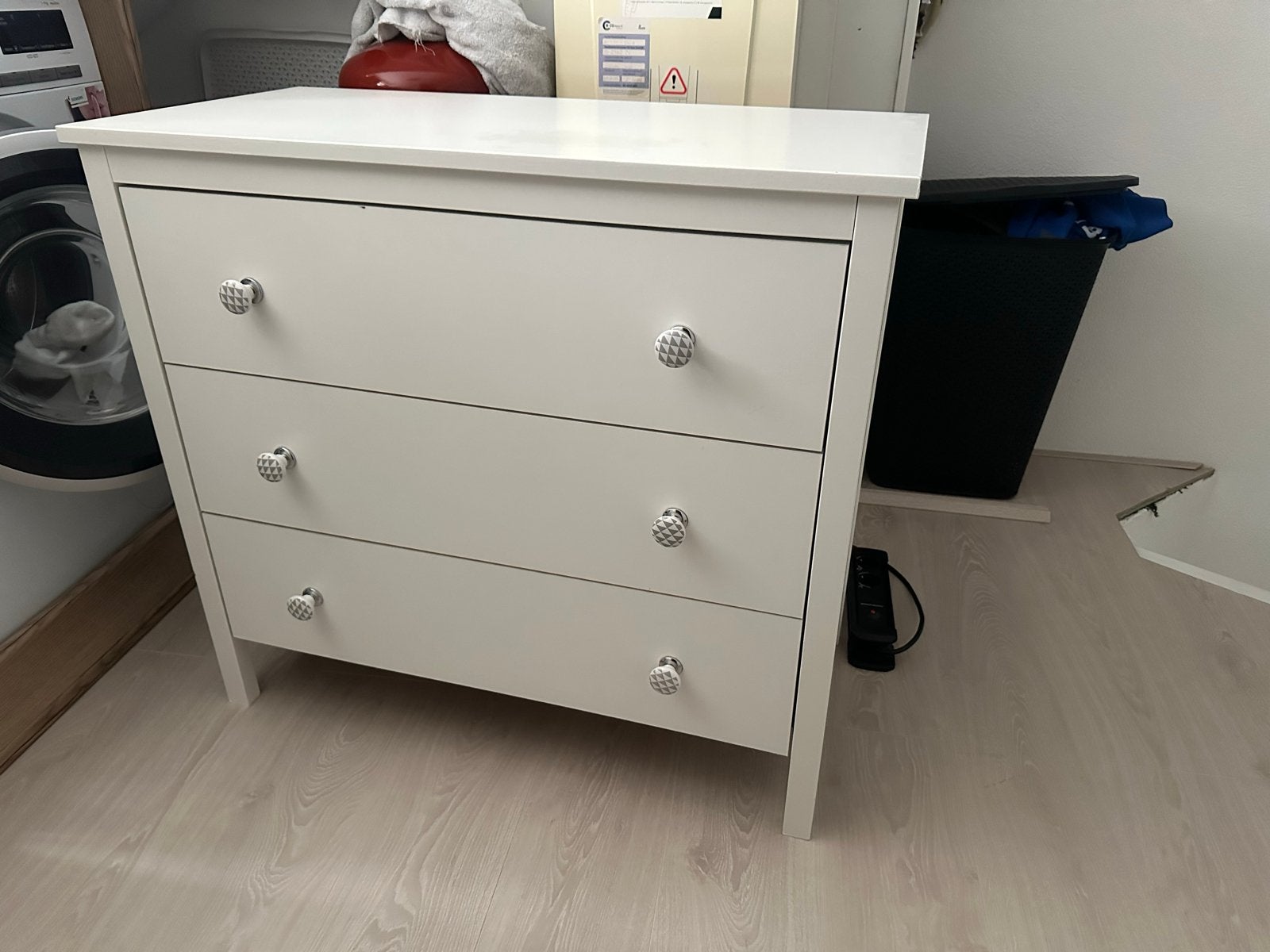 Witte ladekast met 3 laden en sierlijke knoppen, Huis en Inrichting, Ophalen, Gebruikt, 100 tot 150 cm, 50 tot 100 cm